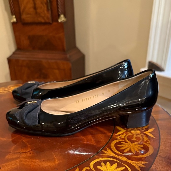 Salvatore Ferragamo Black Patent Vera Bow Shoes Size 9 1” heel MSRP $895 - Picture 6 of 14